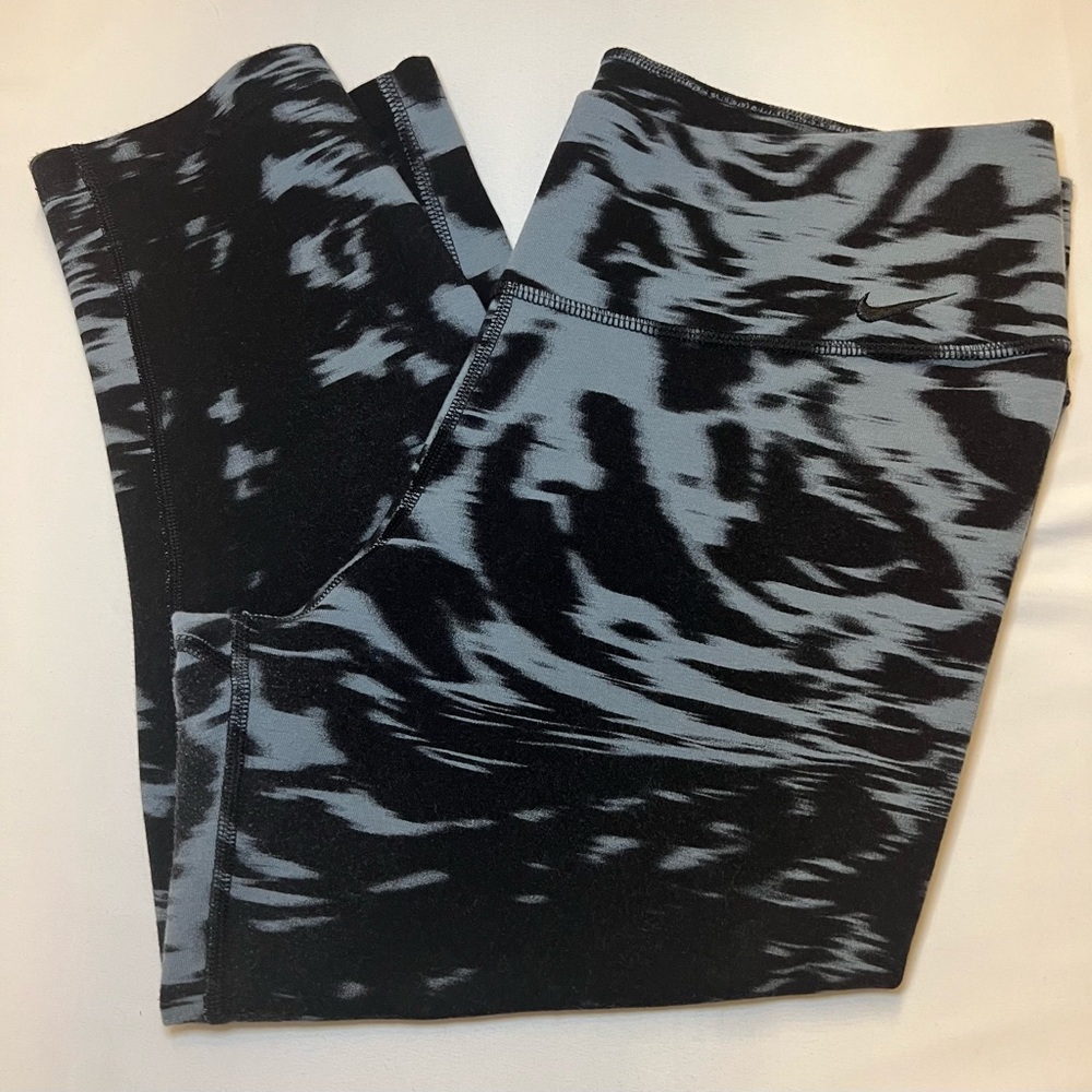 Nike Black and Gray Patterned Capri Leggings size L